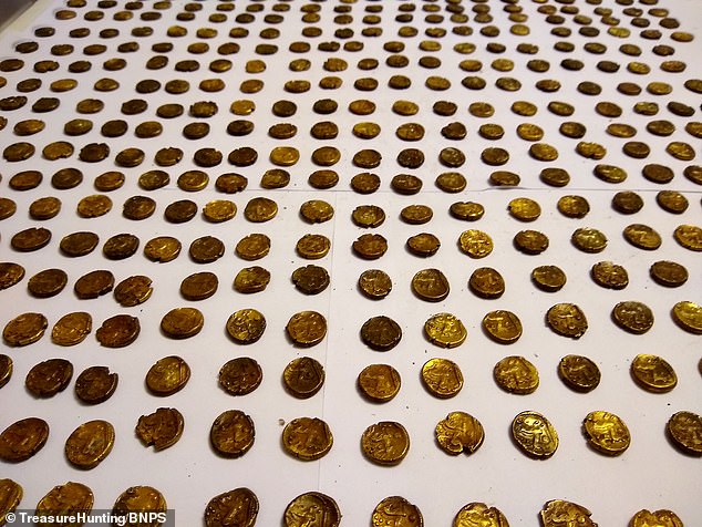 Inghilterra: osservatore di uccelli scopre 1.300 monete d’oro di epoca romana