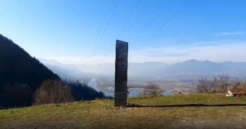 Scoperto un secondo monolite metallico sulla “Montagna Sacra” in Romania: il mistero si infittisce