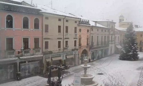 Nevicate in pianura: fiocchi in Piemonte, Lombardia e Veneto. Strade imbiancate