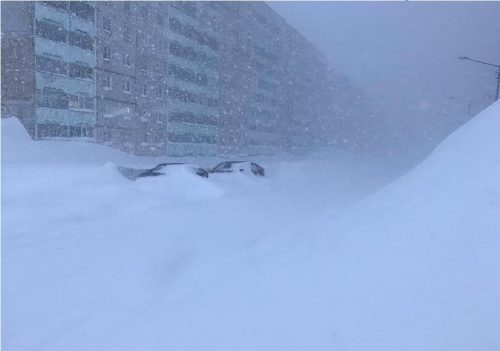 Siberia: incredibile nevicata ricopre Norilsk. Le immagini