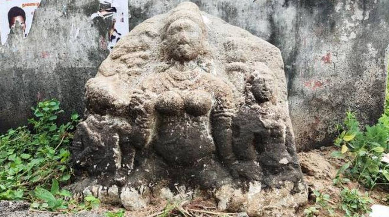 Rara scultura della Dea Jyeshta scoperta tra la vegetazione: era in stato di abbandono