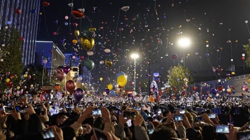 Capodanno: a Wuhan tutti in strada a festeggiare il nuovo anno