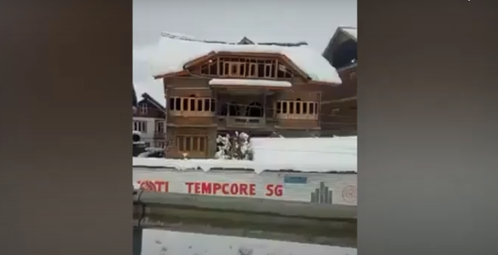 Tetto di una casa crolla sotto il peso della neve: il video