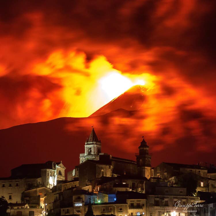 Etna: potente eruzione in atto. Colata lavica ed esplosioni dal cratere Sud-Est
