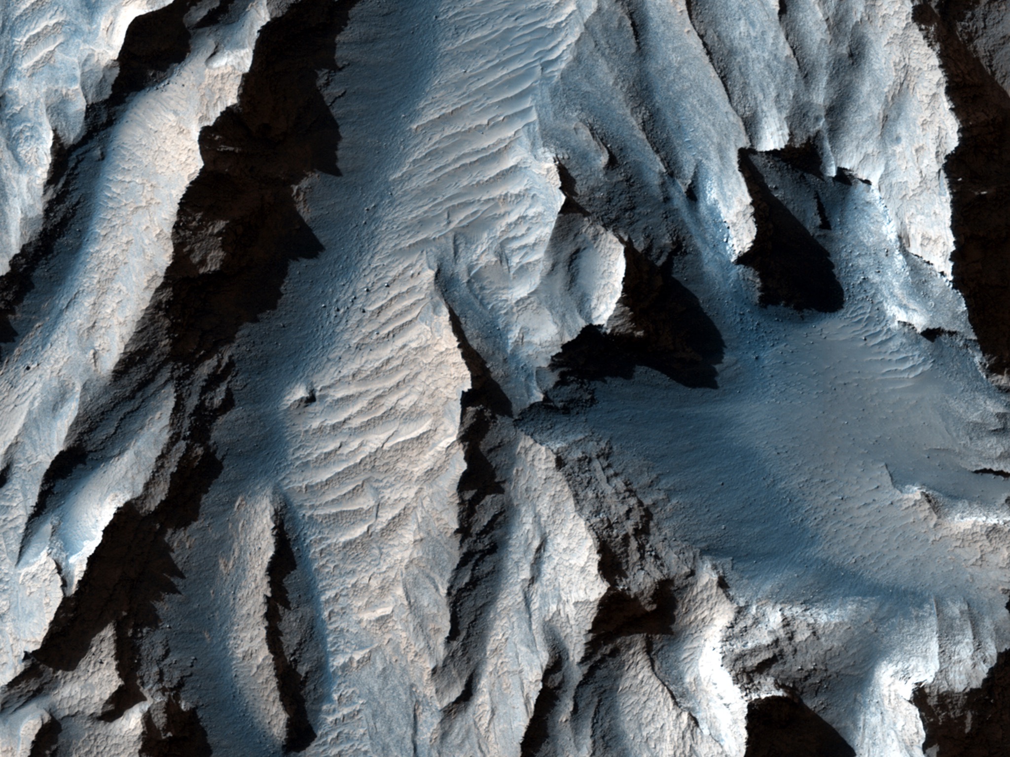Marte: le immagini di un gigantesco canyon riprese da HiRISE