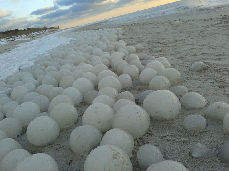 Polonia: centinaia di sfere di ghiaccio sulla spiaggia di Jastarnia