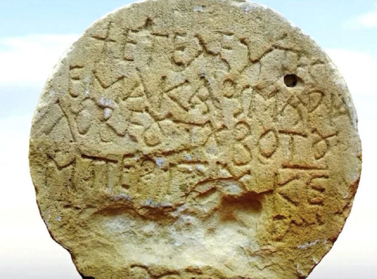 Scoperta un’antica pietra funeraria del periodo bizantino in Israele: il dettaglio dell’iscrizione