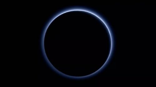 Spazio: una sostanza velenosa nella misteriosa foschia blu di Plutone