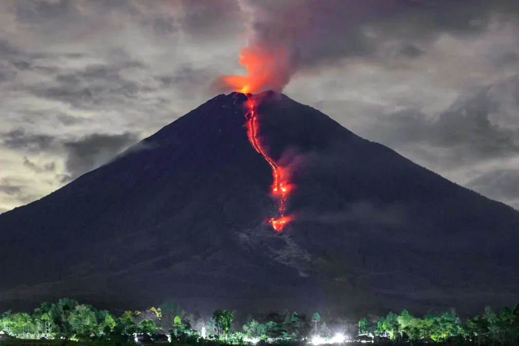 Indonesia: impressionante eruzione del vulcano Semeru