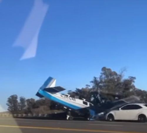 California: aereo si schianta contro un’auto in autostrada