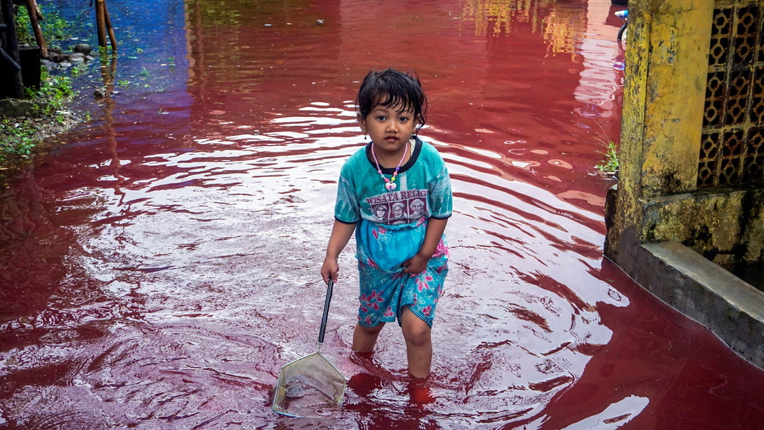 Indonesia: inondazione travolge fabbrica di tintura. Acqua rossa nel villaggio di Jenggot