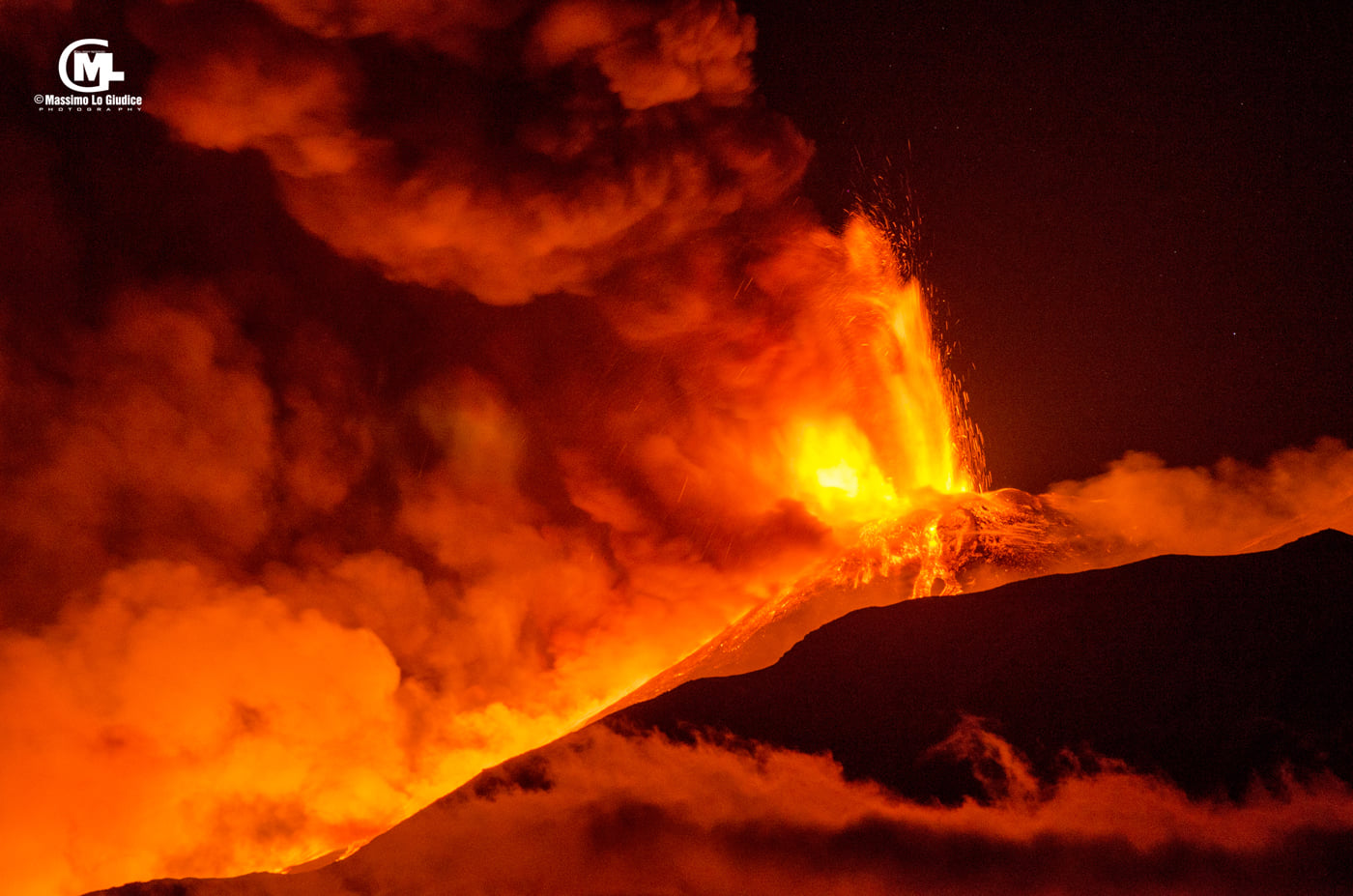 Etna: fulmini vulcanici filmati durante l’ultimo parossismo