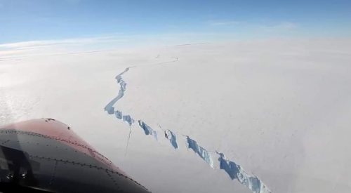 Antartide: colossale iceberg si stacca dal continente. Il video