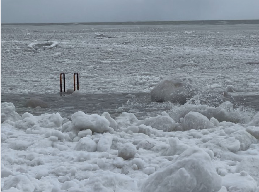 Freddo record negli USA: blocchi di ghiaccio sul Lago Michigan. Tempesta di neve a New York