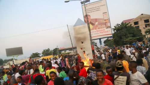 Congo: ‘monolite’ appare a Kinshasa. La popolazione lo distrugge