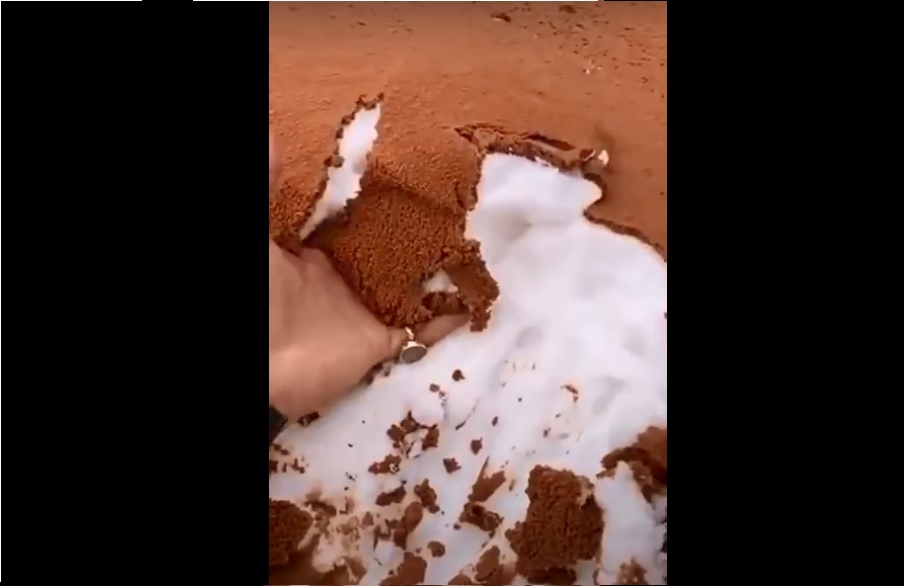 Emirati: la sabbia del deserto sulla neve crea l’effetto tiramisù