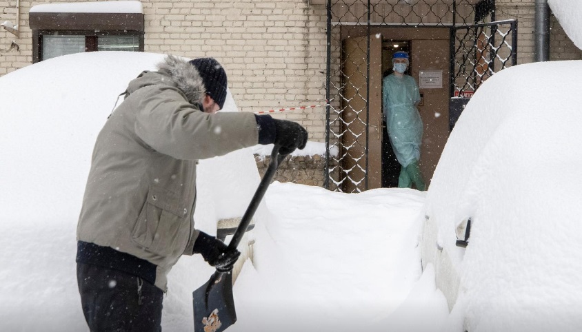 Nevicata storica a Mosca: città paralizzata da accumuli record
