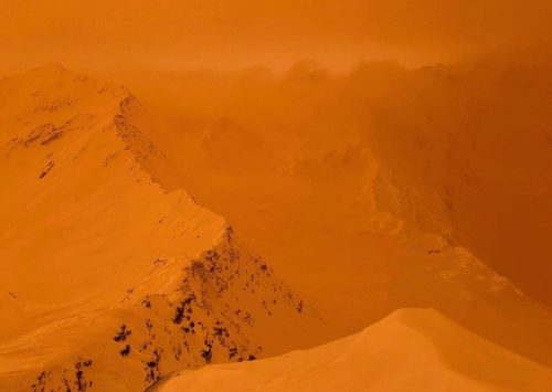 La sabbia del deserto raggiunge le Alpi e i Pirenei. Le neve si tinge di arancione