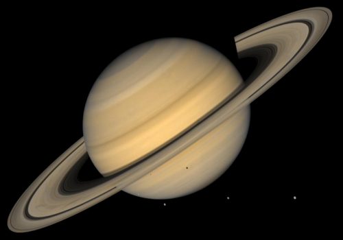 Spazio: scoperta la causa dell’inclinazione anomala di Saturno