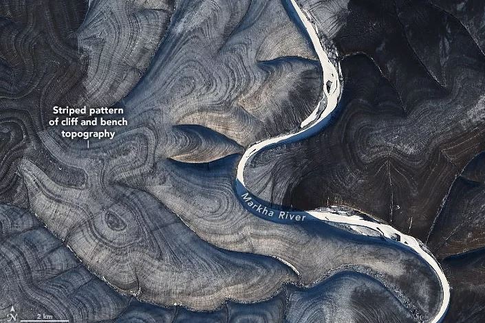 Siberia: le immagini satellitari rivelano un misterioso terreno a strisce
