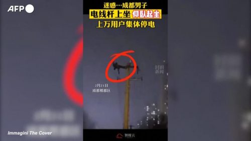 Cina: uomo si arrampica  su palo della luce per fare le flessioni. Blackout in tutta la città