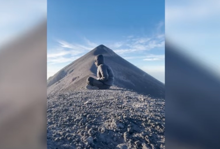 Guatemala: turista osserva il panorama, ma il Volcan de Fuego gli esplode alle spalle. Il video
