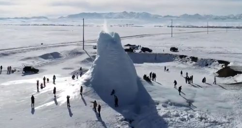 Kazakistan: nella steppa si forma un ‘vulcano di ghiaccio’