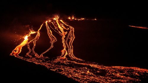 Islanda: un drone sorvola il vulcano Fagradalsfjall in eruzione. Immagini impressionanti