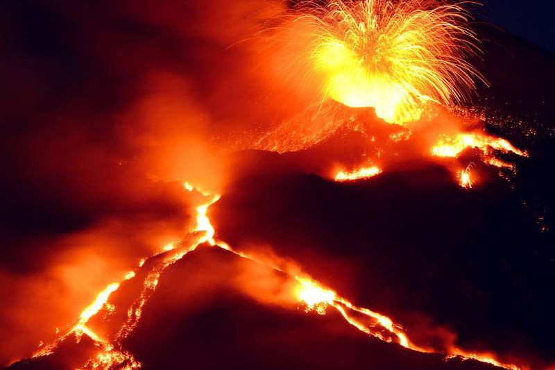 Etna, l’INGV annuncia: nuova bocca eruttiva sulla base del cratere di Sud Est