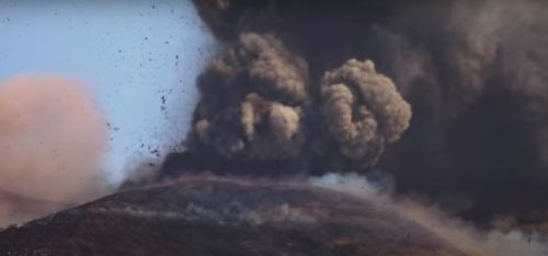 Forte eruzione Etna: cenere e lapilli si mescolano con la pioggia