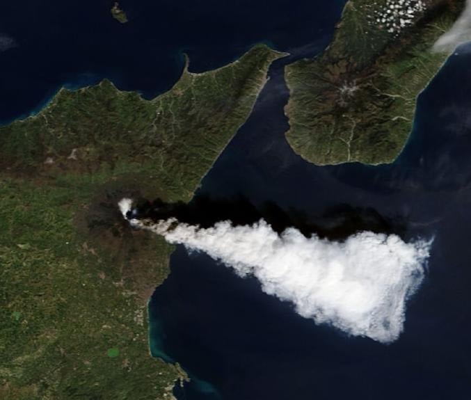 Etna: violentissima eruzione. La nube di cenere raggiunge la stratosfera