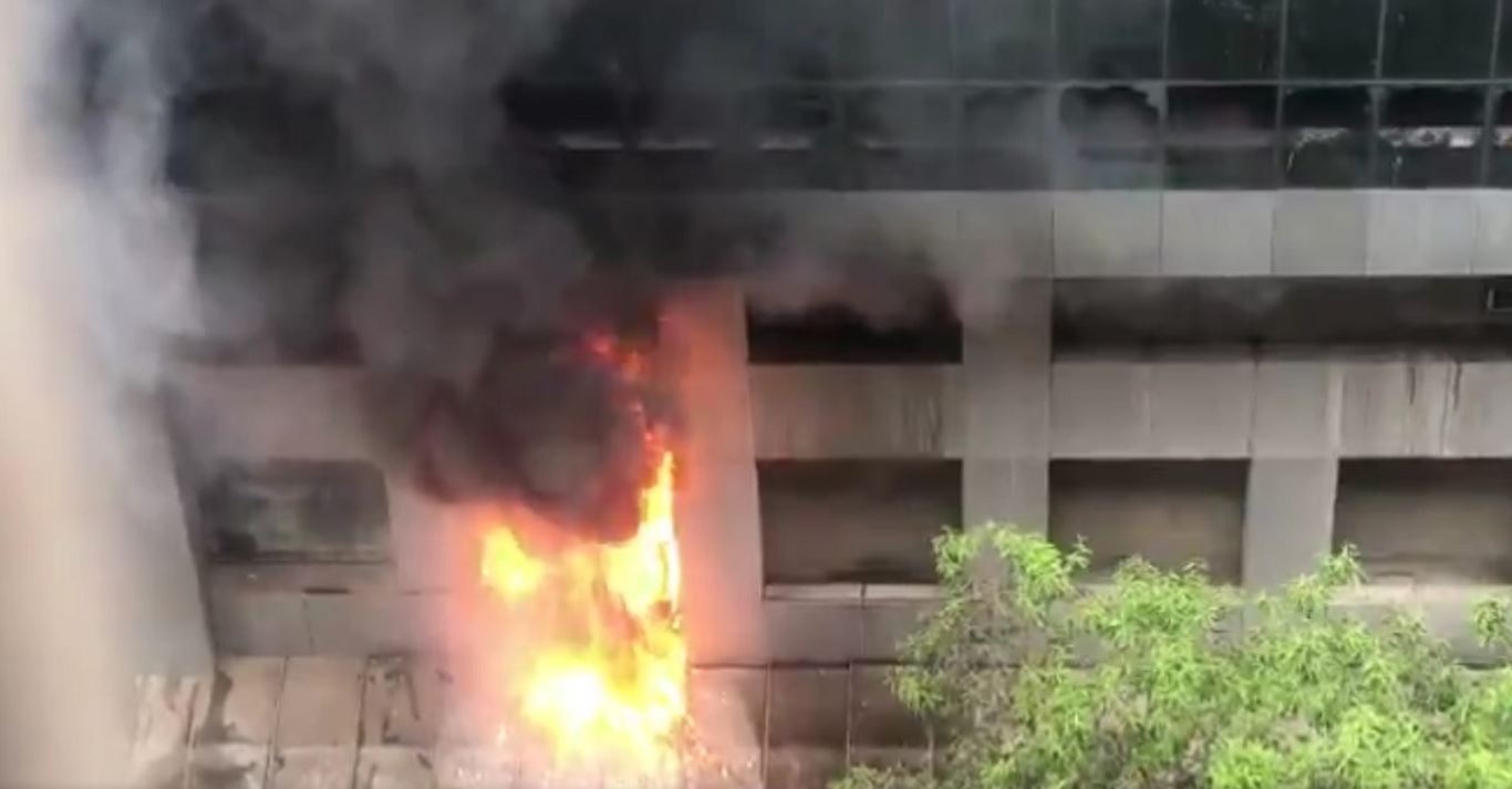 Spaventoso incendio nell’ospedale Covid di Mumbai: 10 morti, danni enormi