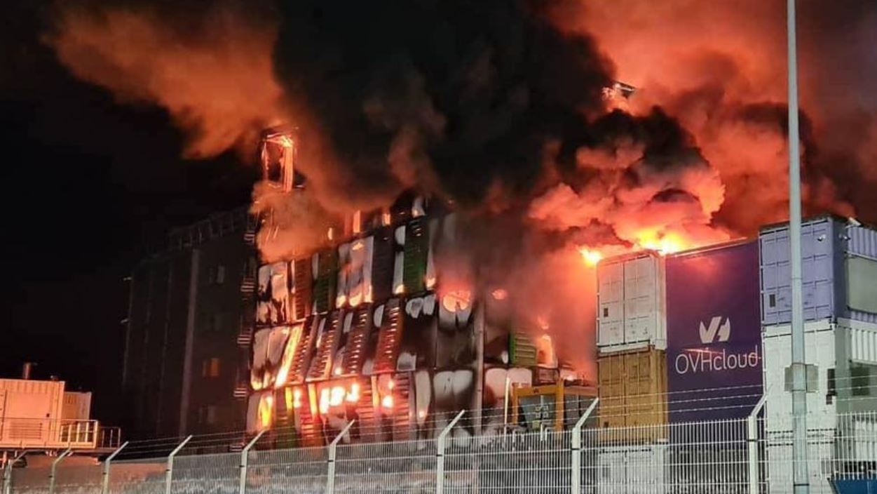 Spaventoso incendio in uno dei data center più grandi d’Europa: migliaia di siti down