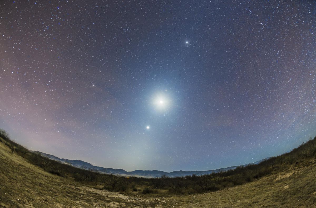 Luna, Saturno, Giove e Mercurio: la spettacolare congiunzione delle prossime ore