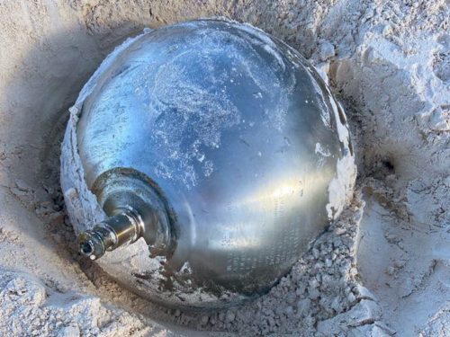 Sfera di metallo scoperta su spiaggia delle Bahamas: ‘Potrebbe essere oggetto spaziale’