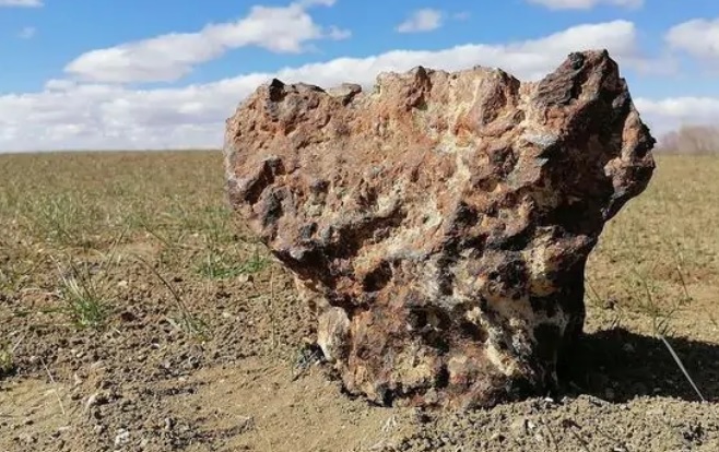 Turchia: meteorite precipita nel suo campo. Contadino lo vende per 180mila euro