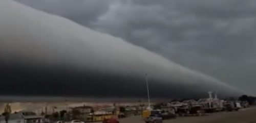 Argentina: colossale ‘nube a rotolo’ attraversa il cielo. Il video