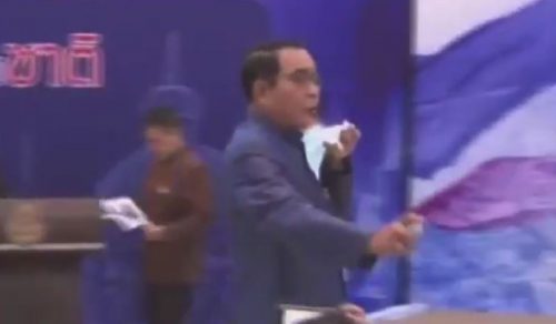 Covid, primo ministro thailandese spruzza igienizzante per mani sui giornalisti