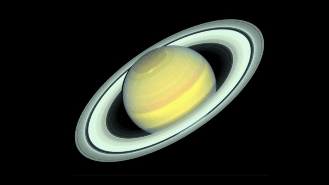 Gli anelli di Saturno stanno precipitando sul pianeta. Lo studio