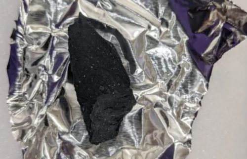 Trova un rarissimo meteorite nero sul vialetto di una casa: è parte di un imponente fireball