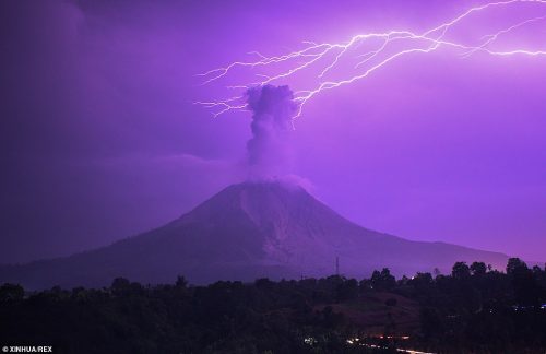 Indonesia: il cielo si tinge di viola sul Monte Sinabung in eruzione