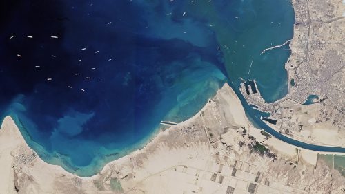 Canale di Suez ancora bloccato dal cargo MV Evergreen: l’enorme ingorgo di navi ripreso dallo spazio