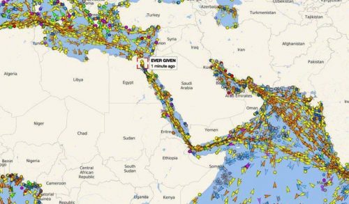 Canale di Suez: oltre trecento navi bloccate. È  emergenza