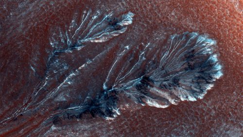 Marte: la stupenda immagine dei canaloni ghiacciati ripresa dal MRO