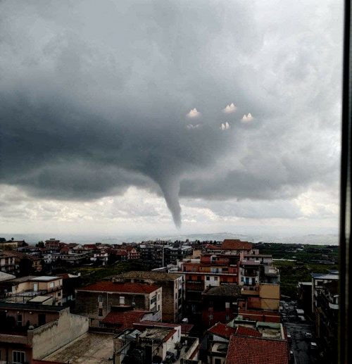 Sicilia: un tornado colpisce Adrano. Paura tra la popolazione
