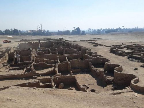 Egitto: riemerge la ‘città d’oro’ risalente a 3.000 anni fa. Hawass: ‘La più grande mai scoperta’