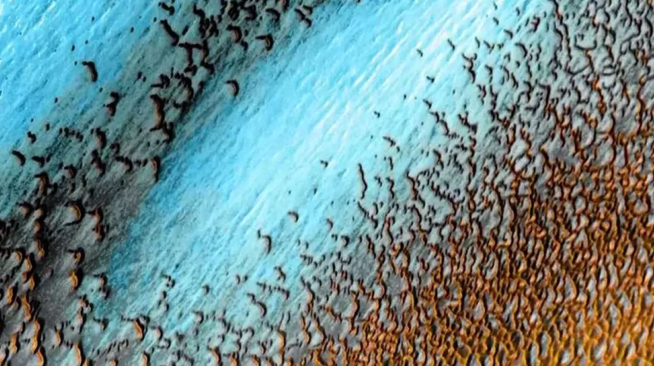 Le dune “blu” di Marte: il significato della spettacolare immagine della Nasa