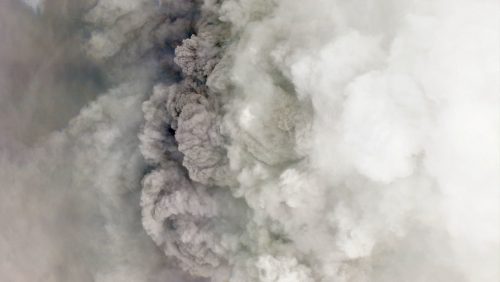 Eruzione La Soufrière: potente esplosione scuote l’isola. La nube di cenere raggiunge i paesi vicini