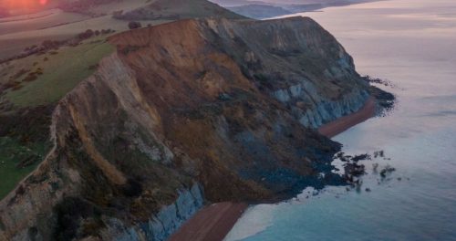 Spaventosa frana dalla scogliera del Dorset: spiaggia sepolta da 4000 tonnellate di roccia