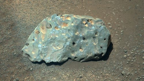 Marte: una strana roccia ‘bluastra’ incuriosisce gli scienziati della NASA